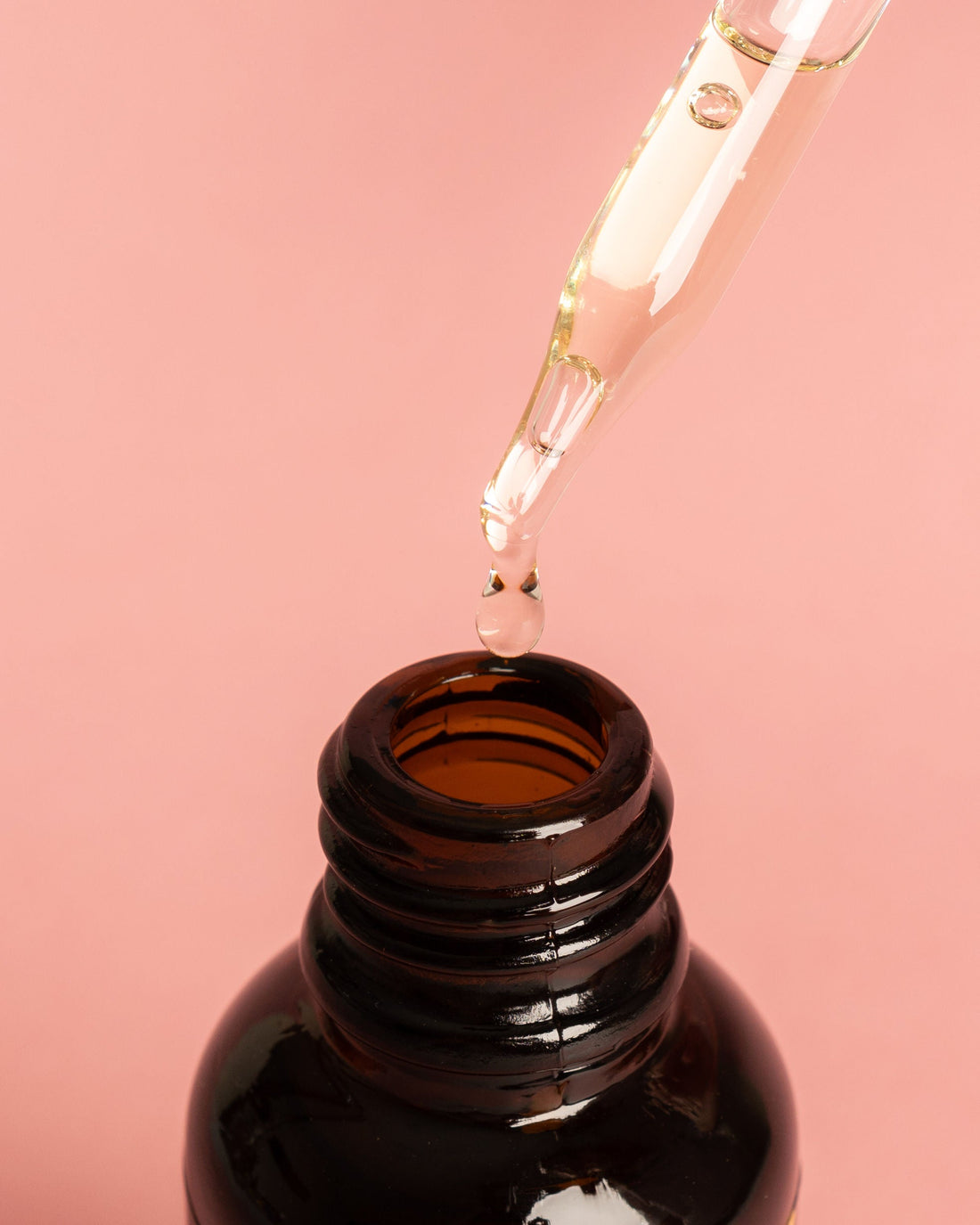 Aceites esenciales vs. aceites vegetales: diferencias, beneficios y precauciones